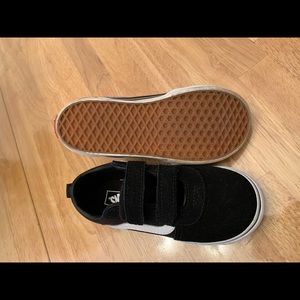 Size 10 toddler vans. Worn once.